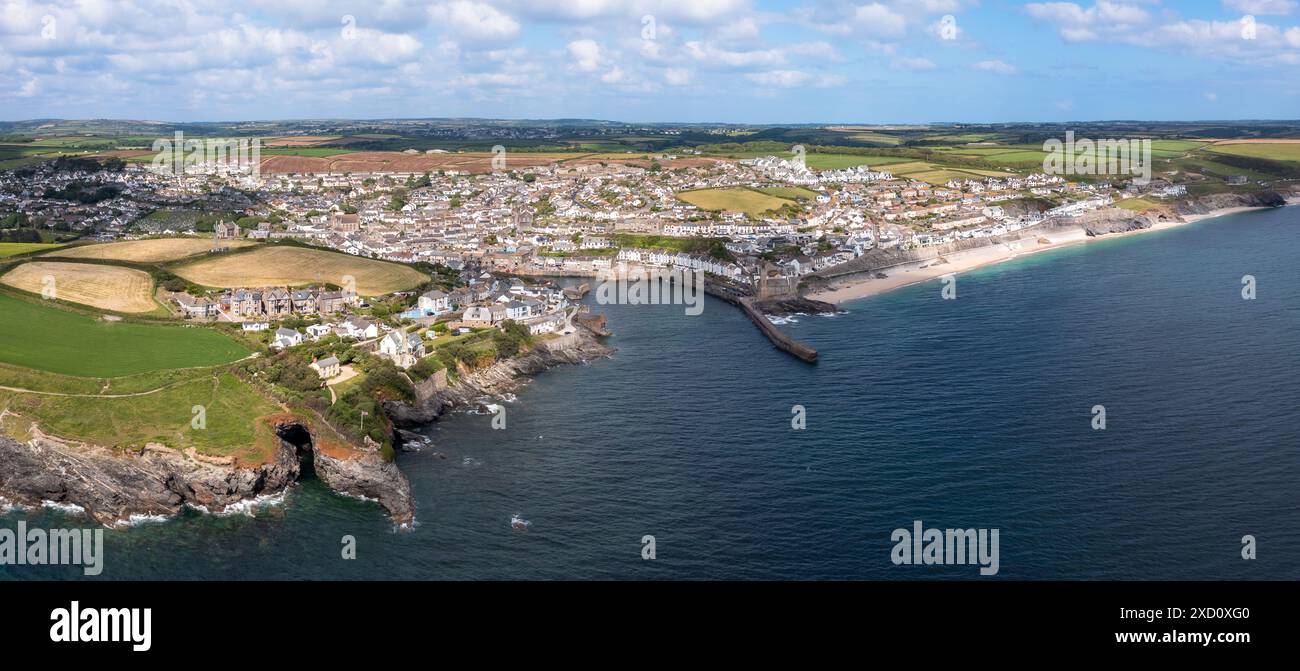 Paysage aérien de la pittoresque ville de pêcheurs de Cornouailles de Porthleven en Cornouailles avec la côte rocheuse et la plage de sable blanc qui est un touriste populaire de Banque D'Images