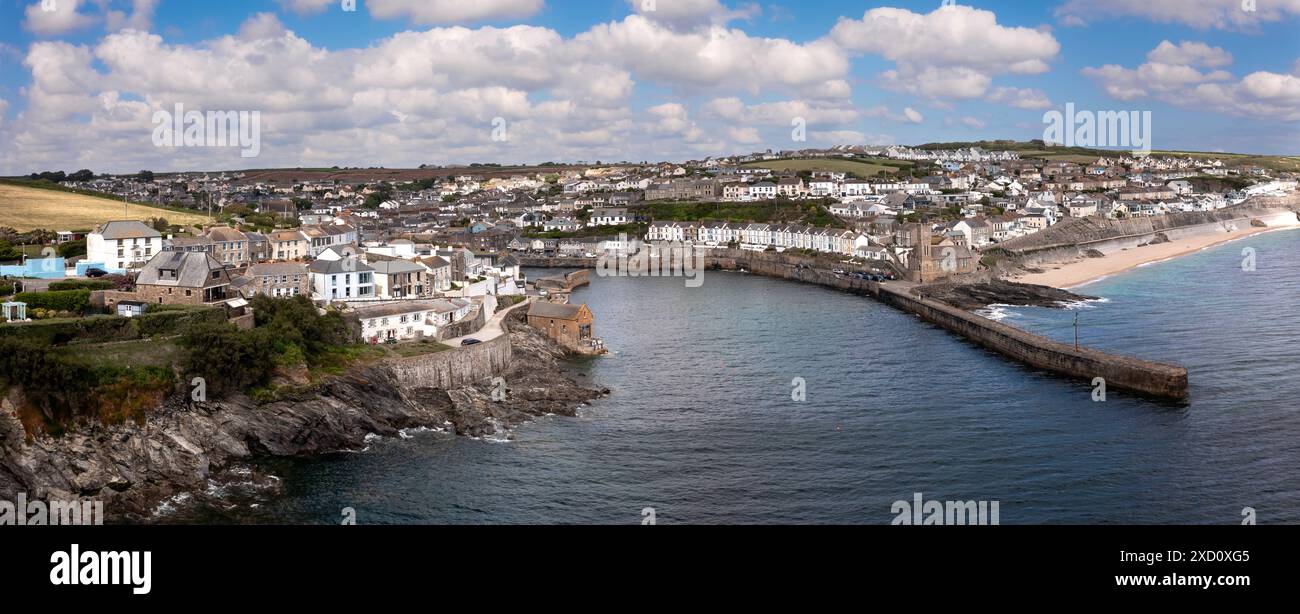 Paysage aérien de la pittoresque ville de pêcheurs de Cornouailles de Porthleven en Cornouailles avec la côte rocheuse et la plage de sable blanc avec mur du port qui est un Banque D'Images