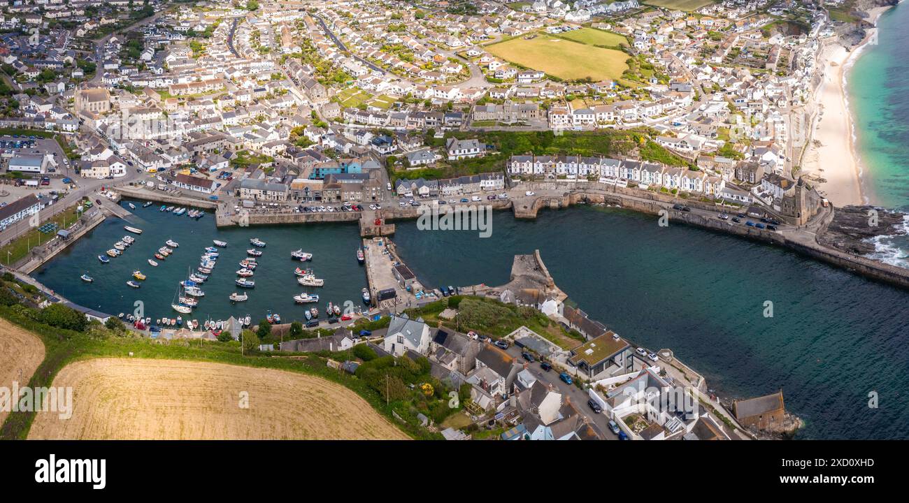 Paysage aérien de la pittoresque ville de pêcheurs de Cornouailles de Porthleven en Cornouailles avec port et crique protégeant une flotte de bateaux de pêche dans la popula Banque D'Images