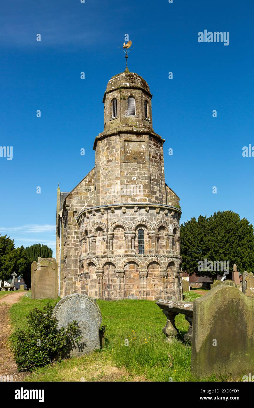 L'église St Athernase d'Écosse est l'un des plus beaux bâtiments romans d'Écosse, situé sur une colline au centre du village de Leuchars Banque D'Images
