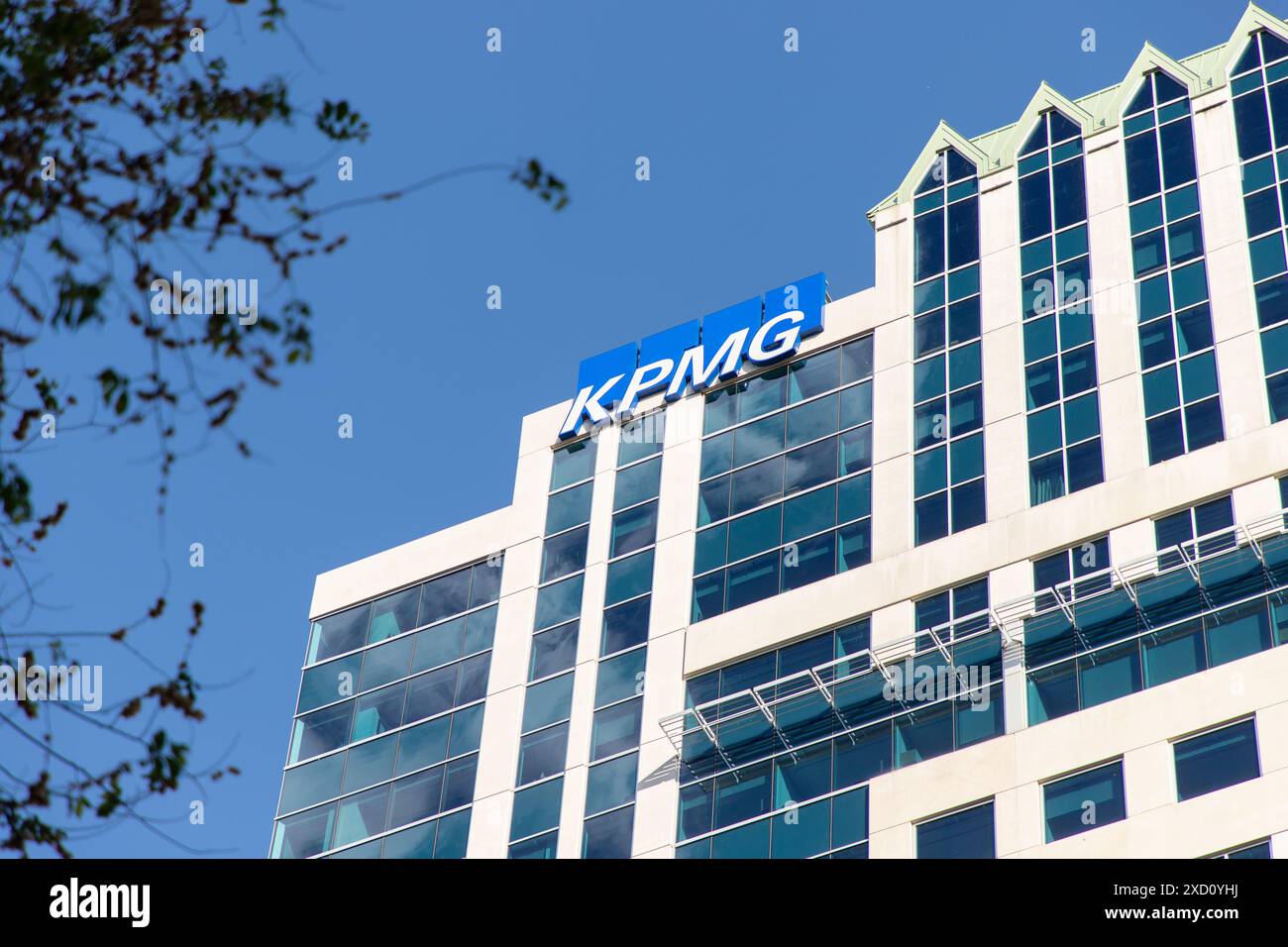 Ottawa, Canada - 4 juin 2024 : bâtiment KPMG au centre-ville d'Ottawa. KPMG fournit des services d’audit, de fiscalité et de conseil. Banque D'Images
