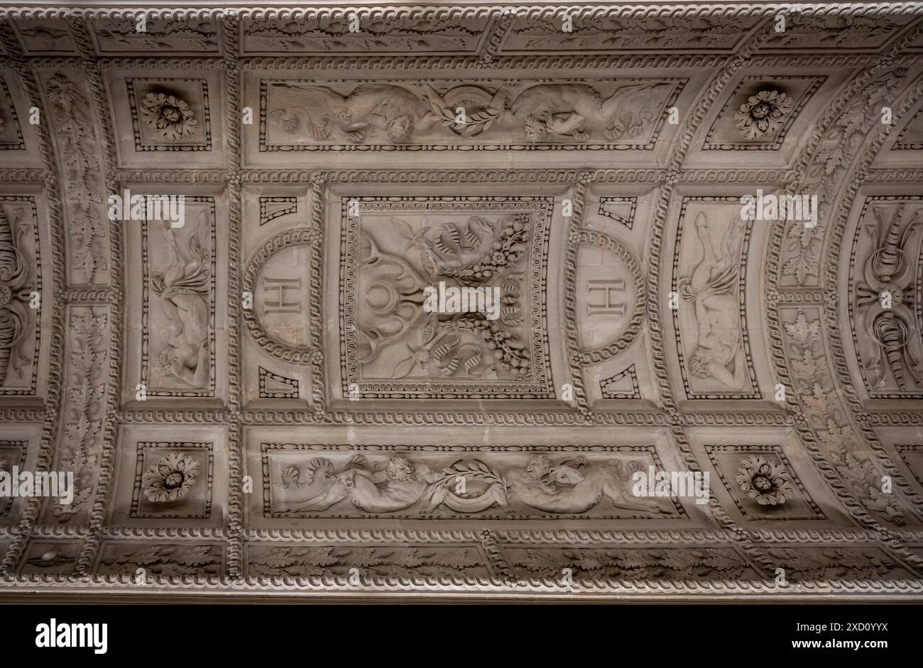 Paris, France - 06 14 2024 : Musée du Louvre. Plafond sculpté d'un couloir Banque D'Images