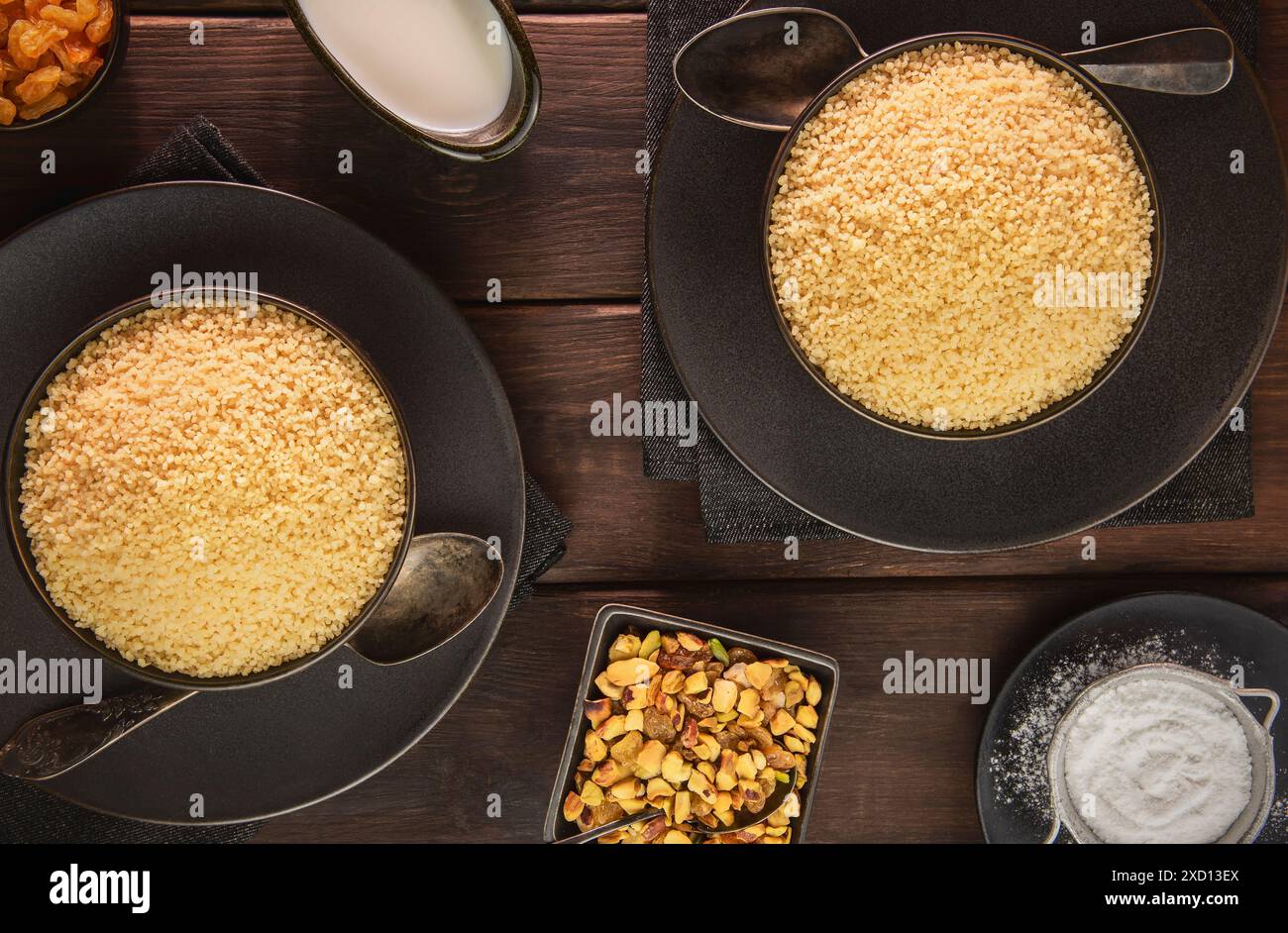 Cuisine arabe ; vue de dessus pour bols de couscous ordinaire. Servi avec des noix, du sucre et du babeurre. Banque D'Images