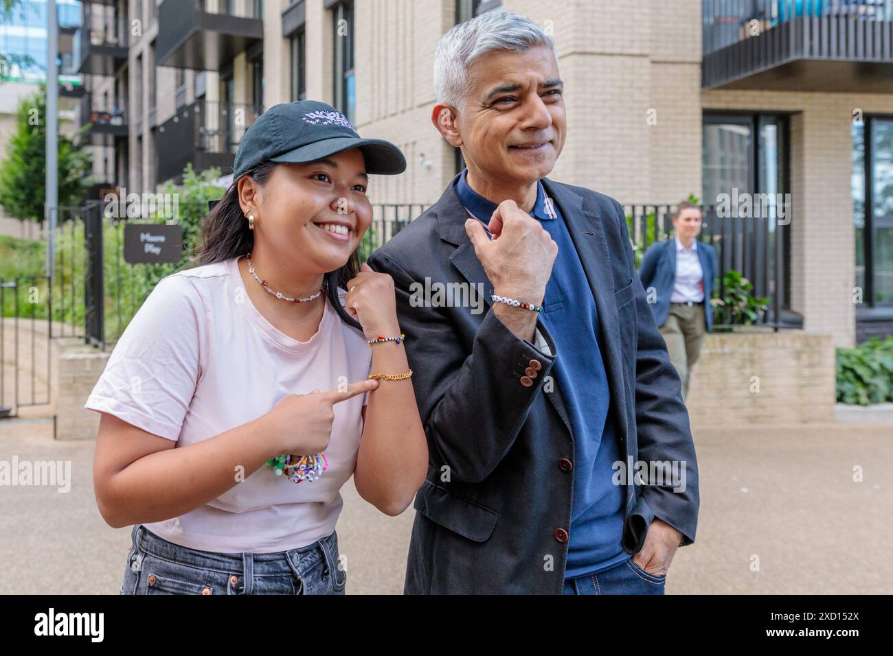 STRICTEMENT SOUS EMBARGO JUSQU'AU jeudi 20 juin 6h. Wembley Stadium Complex, Wembley Park, Londres, Royaume-Uni. 19 juin 2024. A Swiftie offre au maire de Londres Sadiq Kahn un bracelet d'amitié avant le record de Taylor Swift battant huit spectacles 'The Eras Tour' au stade de Wembley à Londres. Crédit : Amanda Rose/Alamy Live News crédit : amanda rose/Alamy Live News Banque D'Images