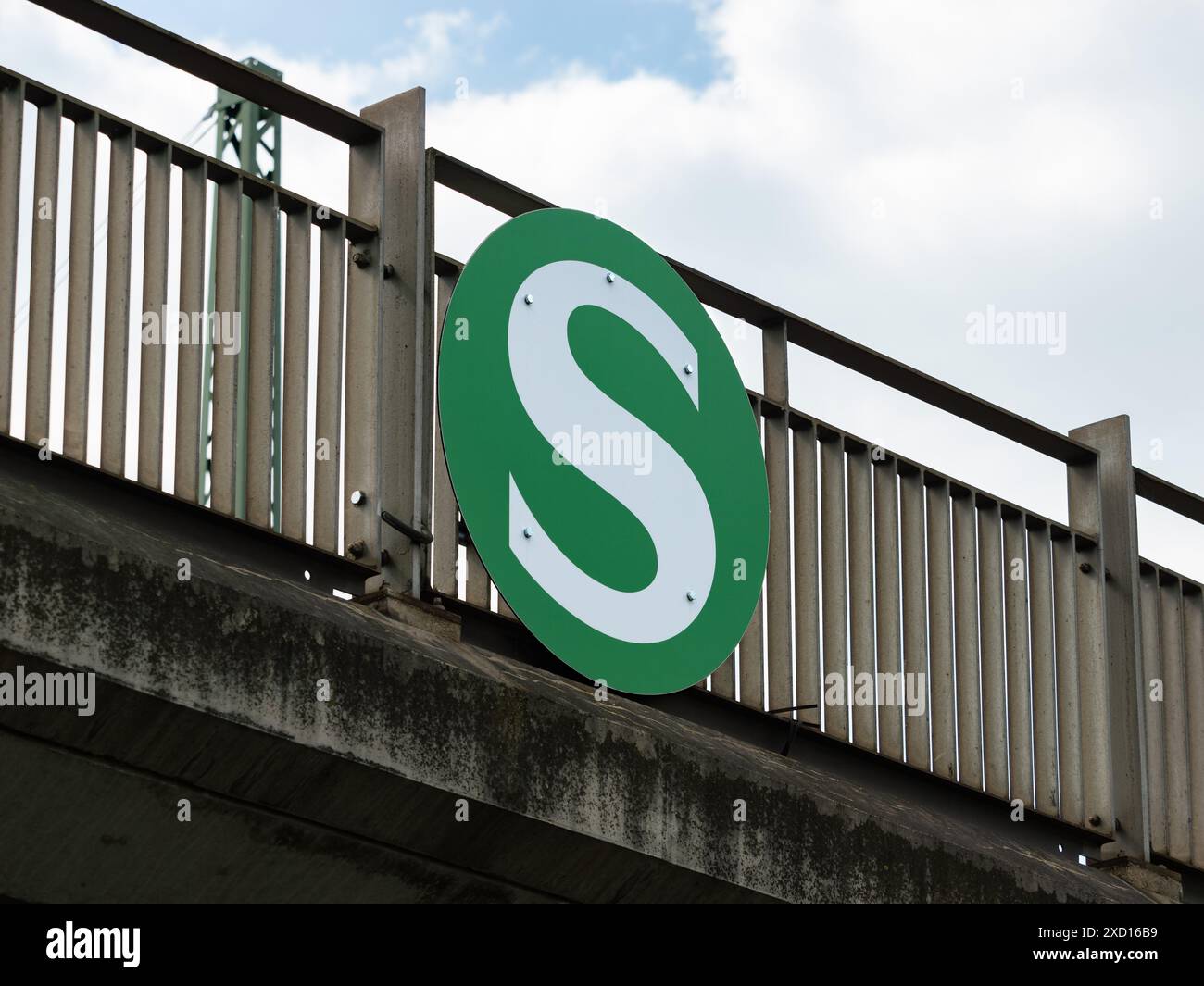 Lettre S du signe S-Bahn en Allemagne. Symbole des transports en commun sur un bâtiment guidant vers l'entrée du quai de la gare. Banque D'Images