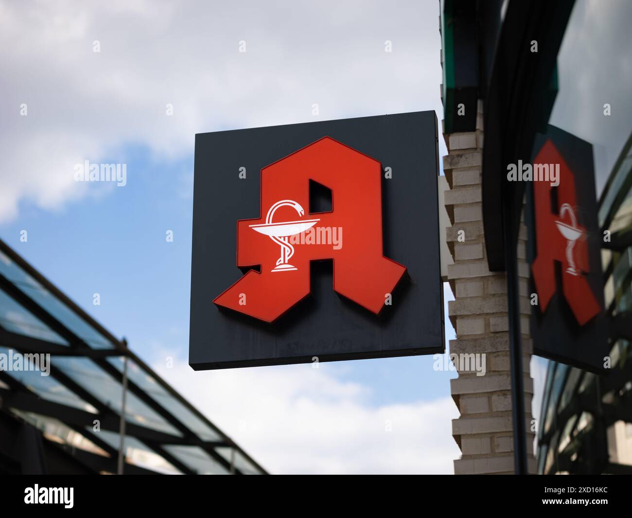 Enseigne du logo d'une pharmacie sur l'extérieur d'un bâtiment. Pharmacie symbole d'un grand rouge Une lettre comme Apotheke monté sur une façade comme publicité et conseils. Banque D'Images