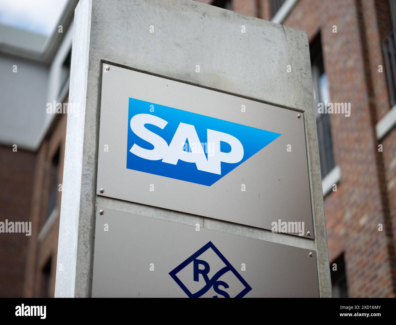 Logo SAP signe de la société allemande de logiciels et de technologies. La société fait partie de l'indice boursier DAX et est un employeur important. Banque D'Images