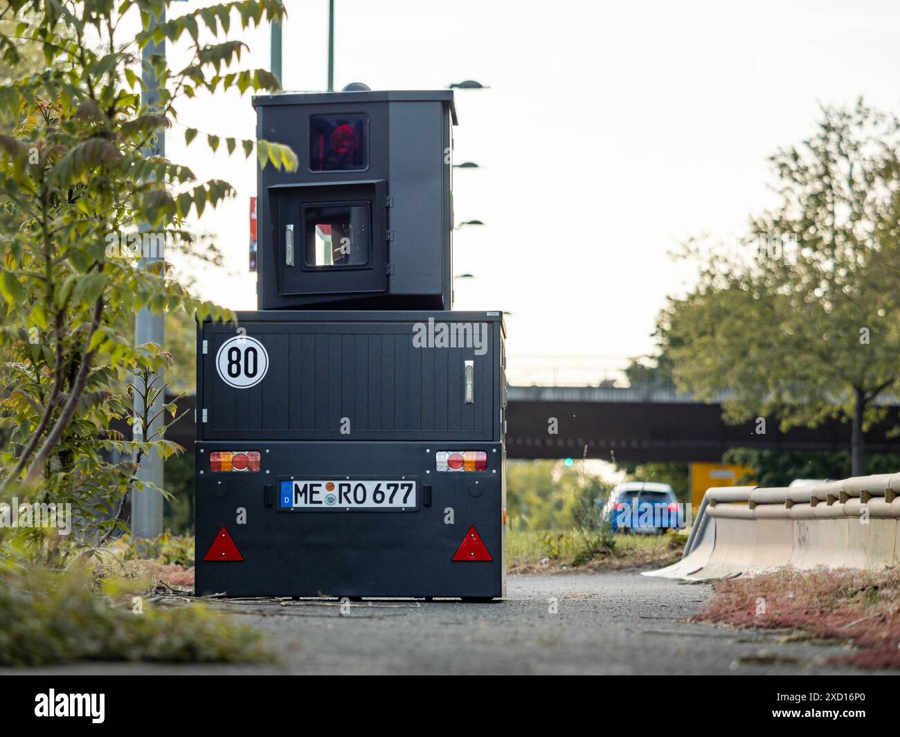 Caméra de vitesse mobile sur une remorque garée et installée à côté d'une grande rue. L'autorité surveille si les conducteurs de voitures suivent la limite de vitesse. Banque D'Images