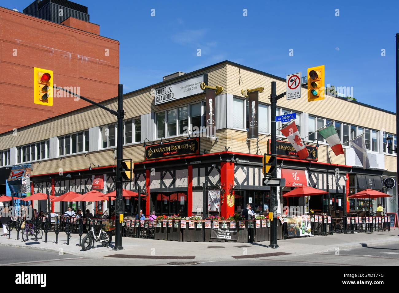 Ottawa, Canada - 5 juin 2024 : Deacon Brodies, sur la rue animée Elgin, est un pub écossais avec plus de 400 whiskies. Banque D'Images
