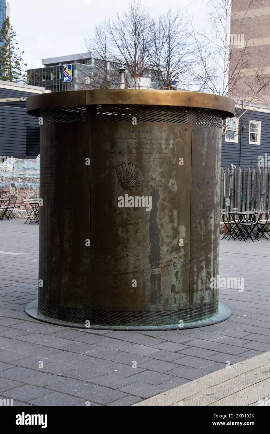 Cylindre en cuivre avec des références de carte et de distance à la promenade riveraine à Halifax, Nouvelle-Écosse, Canada Banque D'Images