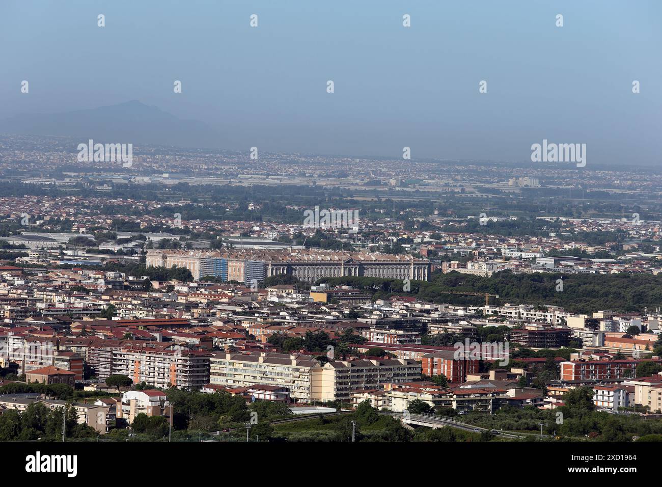 Caserte, Italie - 14 juin 2024. Panorama de la ville avec vue sur Reggia di Caserta depuis Casertavecchia Banque D'Images