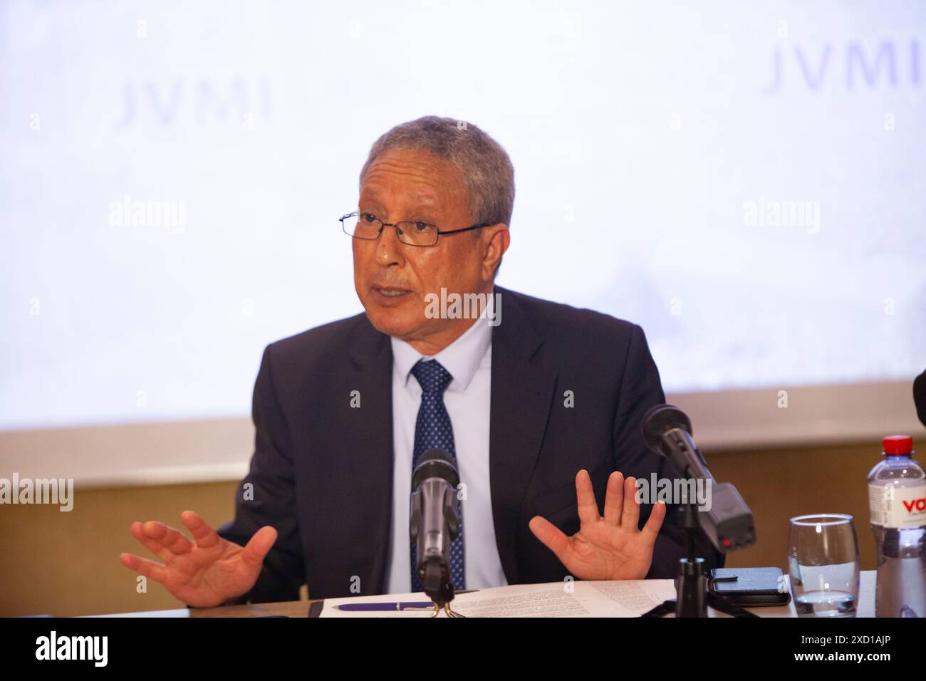 Genève, Suisse. 1er janvier 2000. Tahar Boumedra, ancien représentant du Haut Commissaire des Nations Unies aux droits de l'homme en Irak et directeur de JVMI, s'adressant à la conférence de presse sur le massacre de 1988 en Iran. Lors d'une conférence de presse à Genève, des experts de l'ONU et un ancien juge de l'ONU exposent les détails horribles du massacre de 30 000 prisonniers politiques en 1988, dont la plupart étaient membres et sympathisants des Moudjahidin-e Khalq (OMPI/MEK). (Photo de Siavosh Hosseini/SOPA images/Sipa USA) crédit : Sipa USA/Alamy Live News Banque D'Images