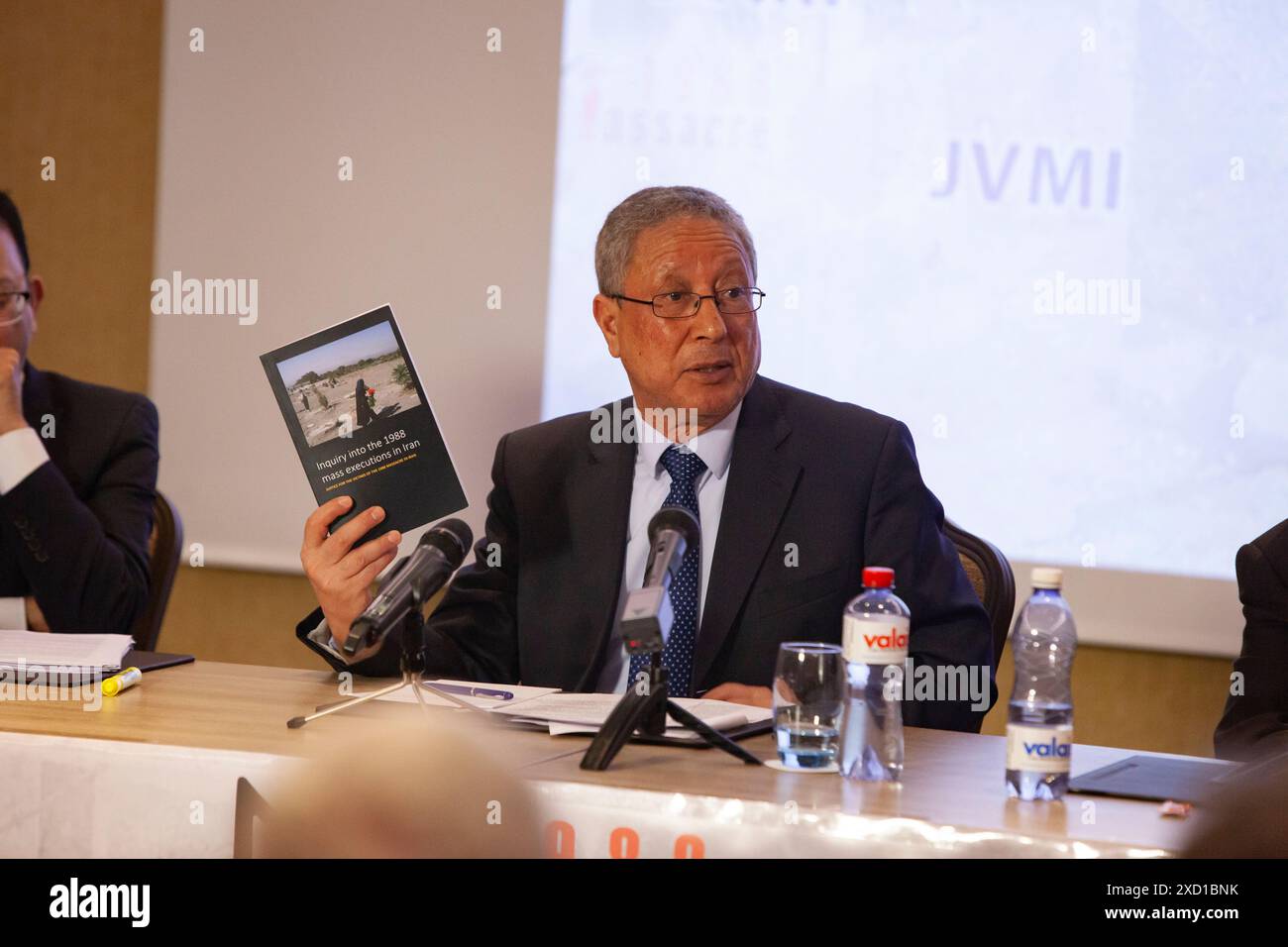 Genève, Suisse. 1er janvier 2000. Tahar Boumedra, ancien représentant du Haut Commissaire des Nations Unies aux droits de l'homme en Irak et directeur de JVMI, montrant qu'il a écrit sur le massacre de 1988 en 30000 lors de la conférence de presse sur le massacre de 1988 en Iran. Lors d'une conférence de presse à Genève, des experts de l'ONU et un ancien juge de l'ONU exposent les détails horribles des 1988 massacreÂ des 30 000 prisonniers politiques, dont la plupart étaient membres et sympathisants des Moudjahidin-e Khalq (crédit image : © Siavosh Hosseini/SOPA images via ZUMA Press Wire) USAGE ÉDITORIAL SEULEMENT! Non destiné à UN USAGE commercial ! Banque D'Images