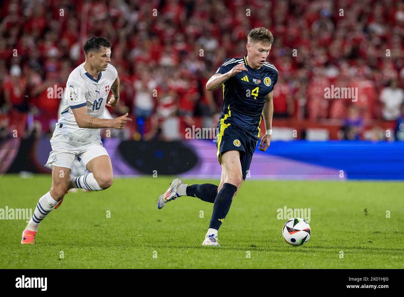 Stade de Cologne, Cologne, Allemagne. 19 juin 2024. Euro 2024 Groupe A Football, Écosse contre Suisse ; granit Xhaka (sui) donne la chasse à Scott Mctominay (SCO) crédit : action plus Sports/Alamy Live News Banque D'Images