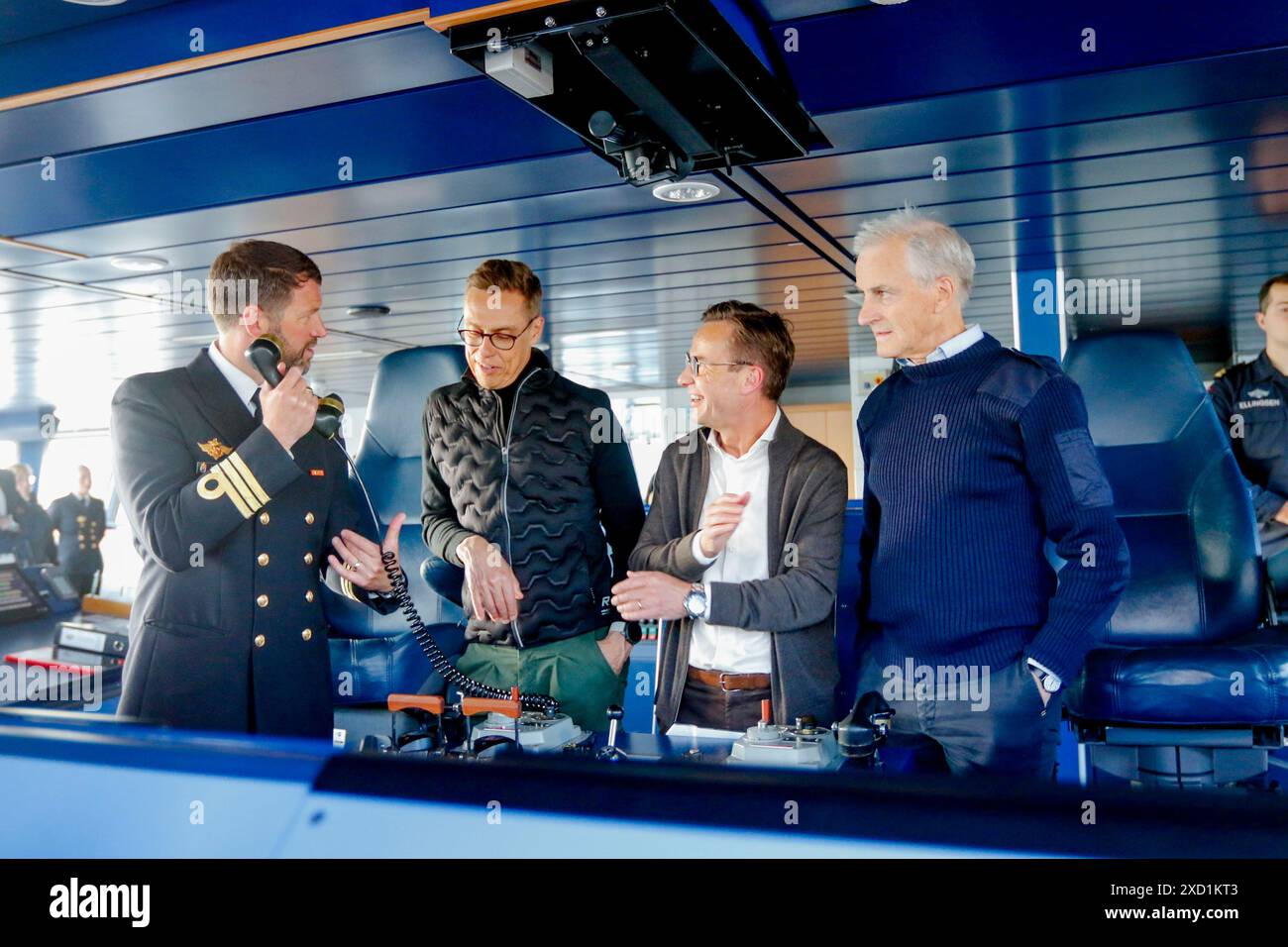Bodo 20240619. Le commandant Eirik Hogstad, le premier ministre norvégien Jonas Gahr Store, le premier ministre suédois Ulf Kristersson et le président finlandais Alexander Stubb sur le navire des garde-côtes KV Svalbard à Bodo. Photo : Jan Langhaug / NTB Banque D'Images