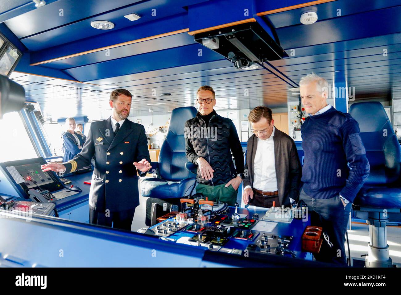 Bodo 20240619. Le commandant Eirik Hogstad, le premier ministre norvégien Jonas Gahr Store, le premier ministre suédois Ulf Kristersson et le président finlandais Alexander Stubb sur le navire des garde-côtes KV Svalbard à Bodo. Photo : Jan Langhaug / NTB Banque D'Images