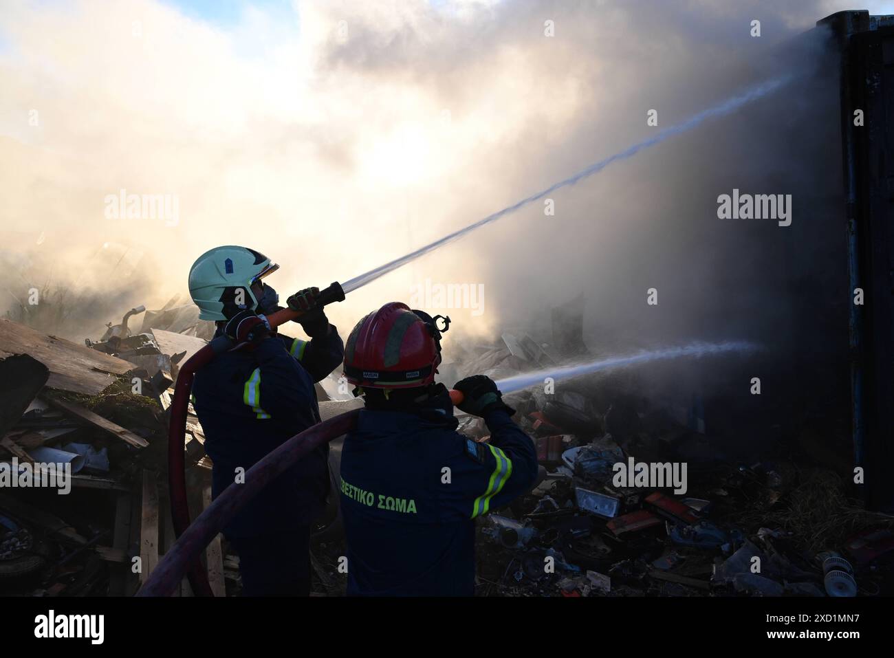 Un incendie se déclare à Koropi près d'Athènes les pompiers jettent de l'eau pour extirper le feu dans un conteneur à Koropi près d'Athènes. Athènes Grèce Copyright : xNicolasxKoutsokostasxNicolasxKoutsokostasx DSC 202406190421 Banque D'Images