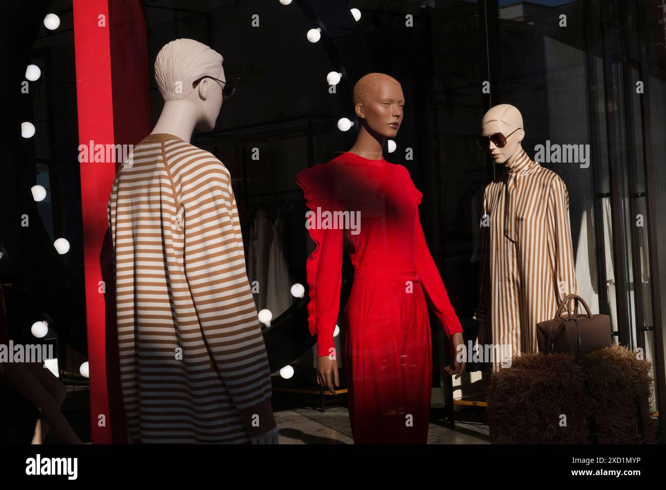 Mannequins en fenêtre à Max Mara, Rodeo Drive, Beverly Hills, Los Angeles, Californie, États-Unis d'Amérique Banque D'Images