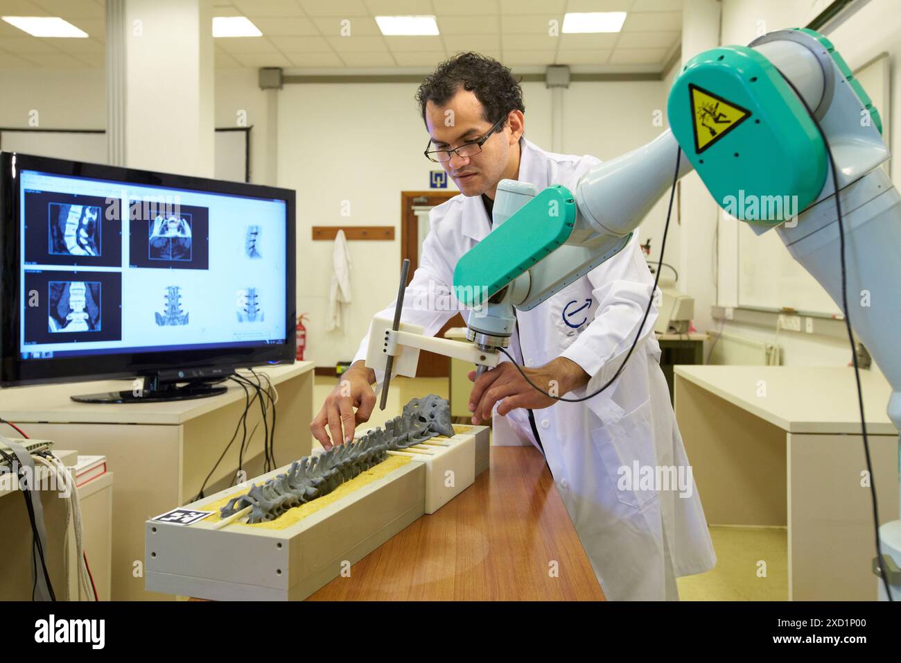 Le système robotique pour assister la chirurgie est la cible de fixation transpediculaire, système de placement de vis, composé de 3 modules fonctionnels : preoperativ Banque D'Images