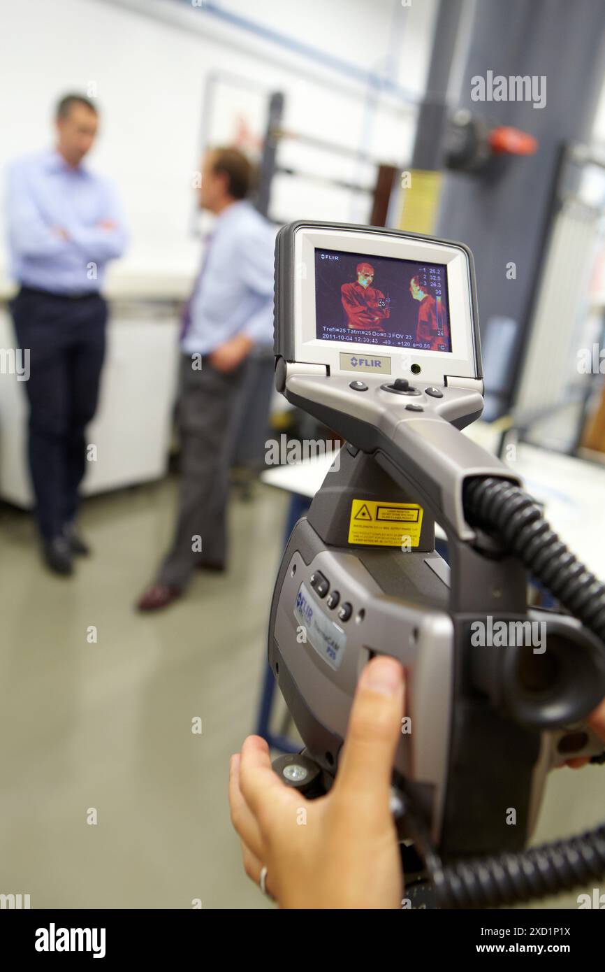 Caméra thermographique capture la température des objets au moyen de IR, laser laboratoire mécanique des fluides, mécanique appliquée, Tecnun, École d'ingénierie Banque D'Images