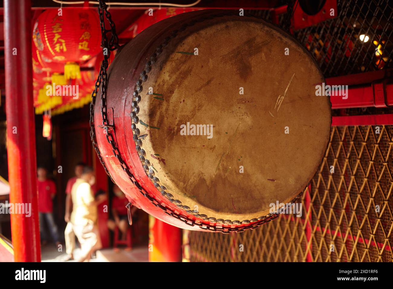 Un grand tambour traditionnel fait de bois et de peau de bœuf ou de buffle est accroché dans le coin d'un temple chinois à Petak 9, Glodok, Jakarta. Banque D'Images