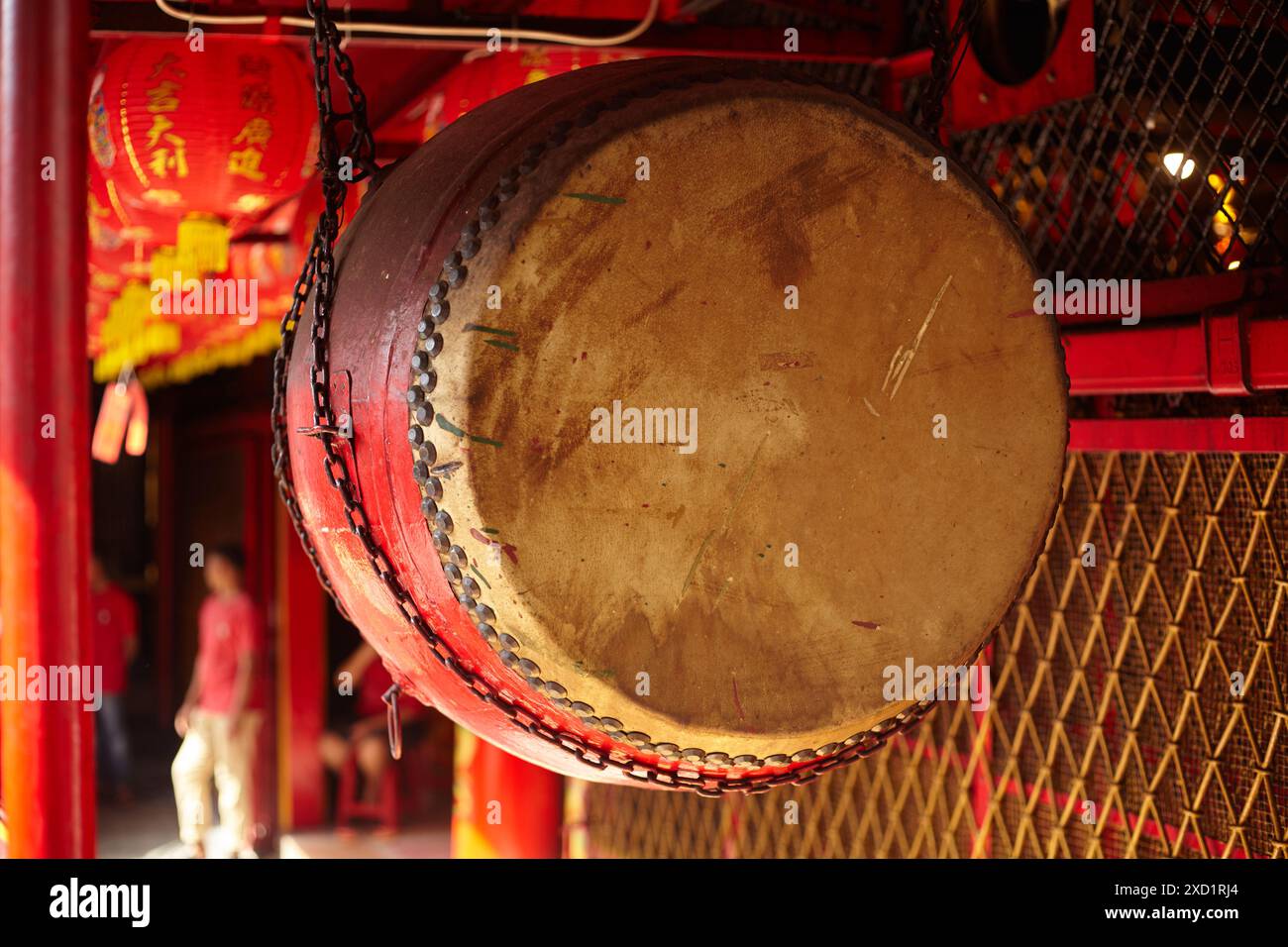 Un grand tambour traditionnel fait de bois et de peau de bœuf ou de buffle est accroché dans le coin d'un temple chinois à Petak 9, Glodok, Jakarta. Banque D'Images