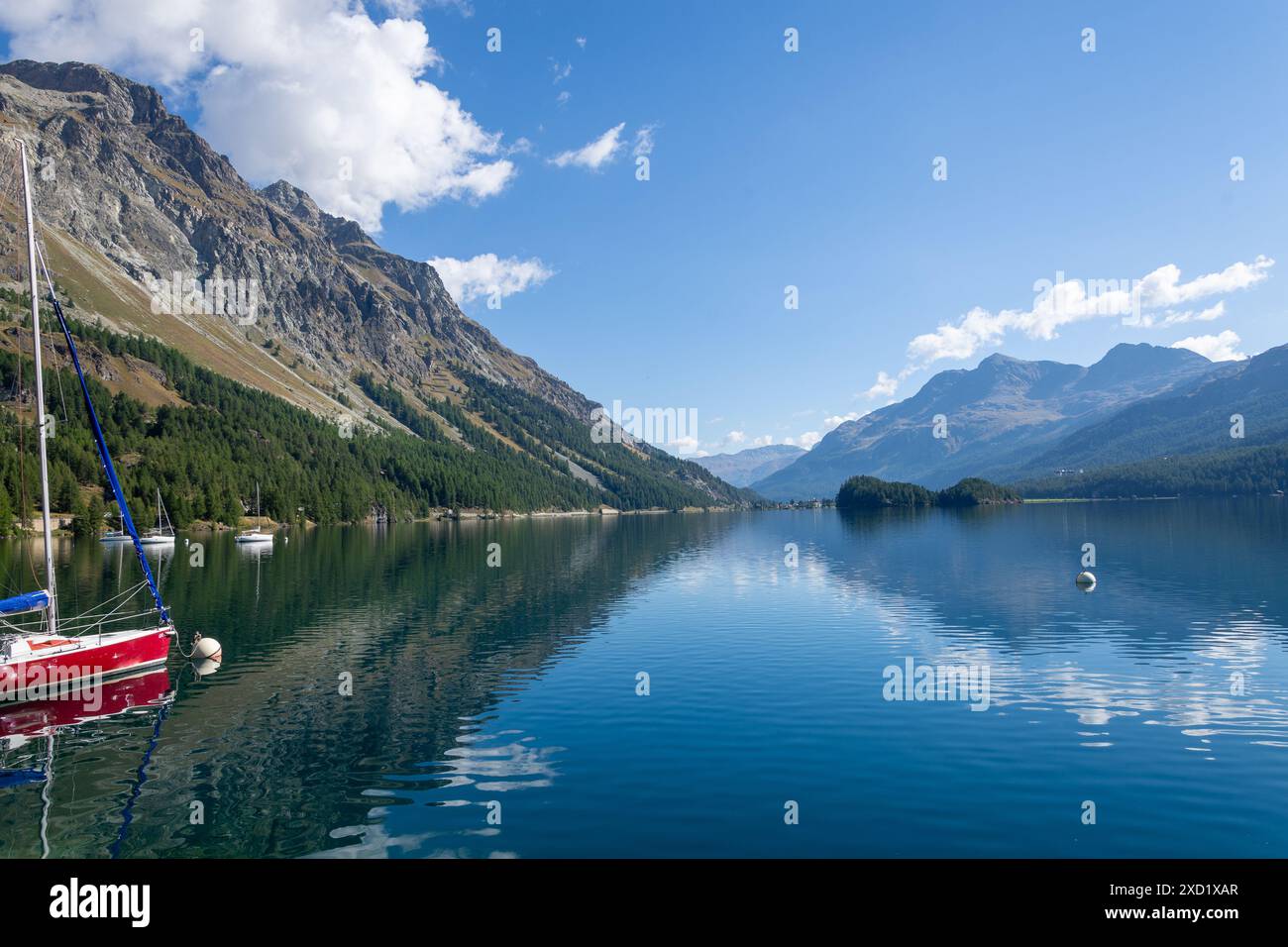 Bateau rouge sur le lac Sils Banque D'Images