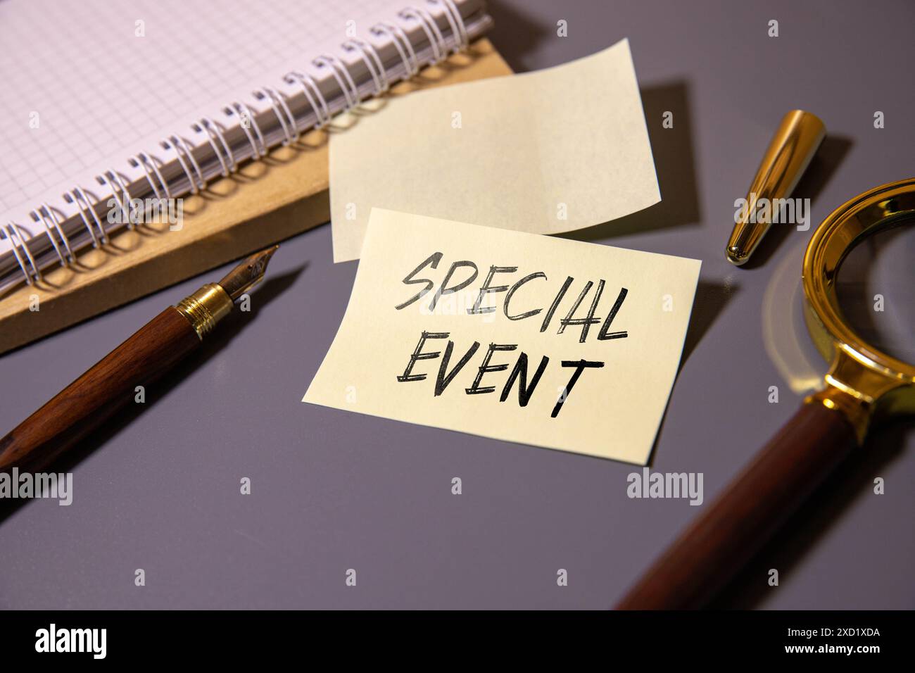 Texte de bonne fête des mères sur carte papier accrochée au mur avec des pinces à linge Banque D'Images