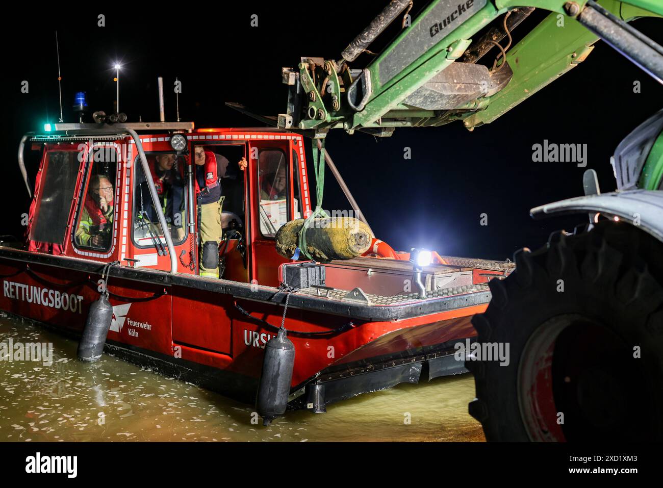 Cologne, Allemagne. 20 juin 2024. La bombe désamorcée est ramenée à terre par bateau puis transportée par tracteur. Après la découverte d'une bombe de la seconde Guerre mondiale dans le Rhin à Cologne-Langel, la bombe non explosée a été désamorcée à bord d'un navire de dragage. Contrairement aux hypothèses initiales, le détonateur a également été rendu inoffensif sur le navire, selon la ville de Cologne. Le Rhin peut maintenant être rouvert à la navigation, a-t-il dit. Crédit : Christoph Reichwein/dpa/Alamy Live News Banque D'Images