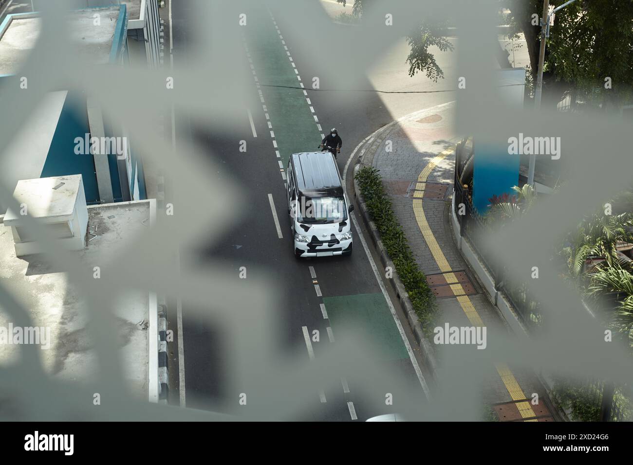 Vue de dessus d'un minibus conduisant sur la route avec composition d'encadrement Banque D'Images