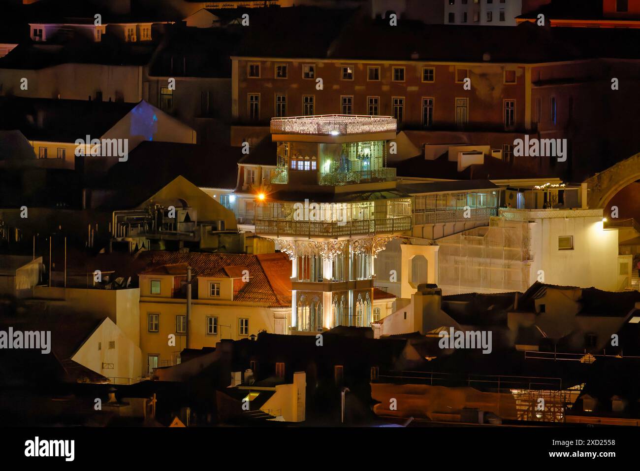 Prise de vue de la nuit depuis le haut de l'Elevador de Santa Justa illuminé dans la vieille ville de lisbonne Banque D'Images