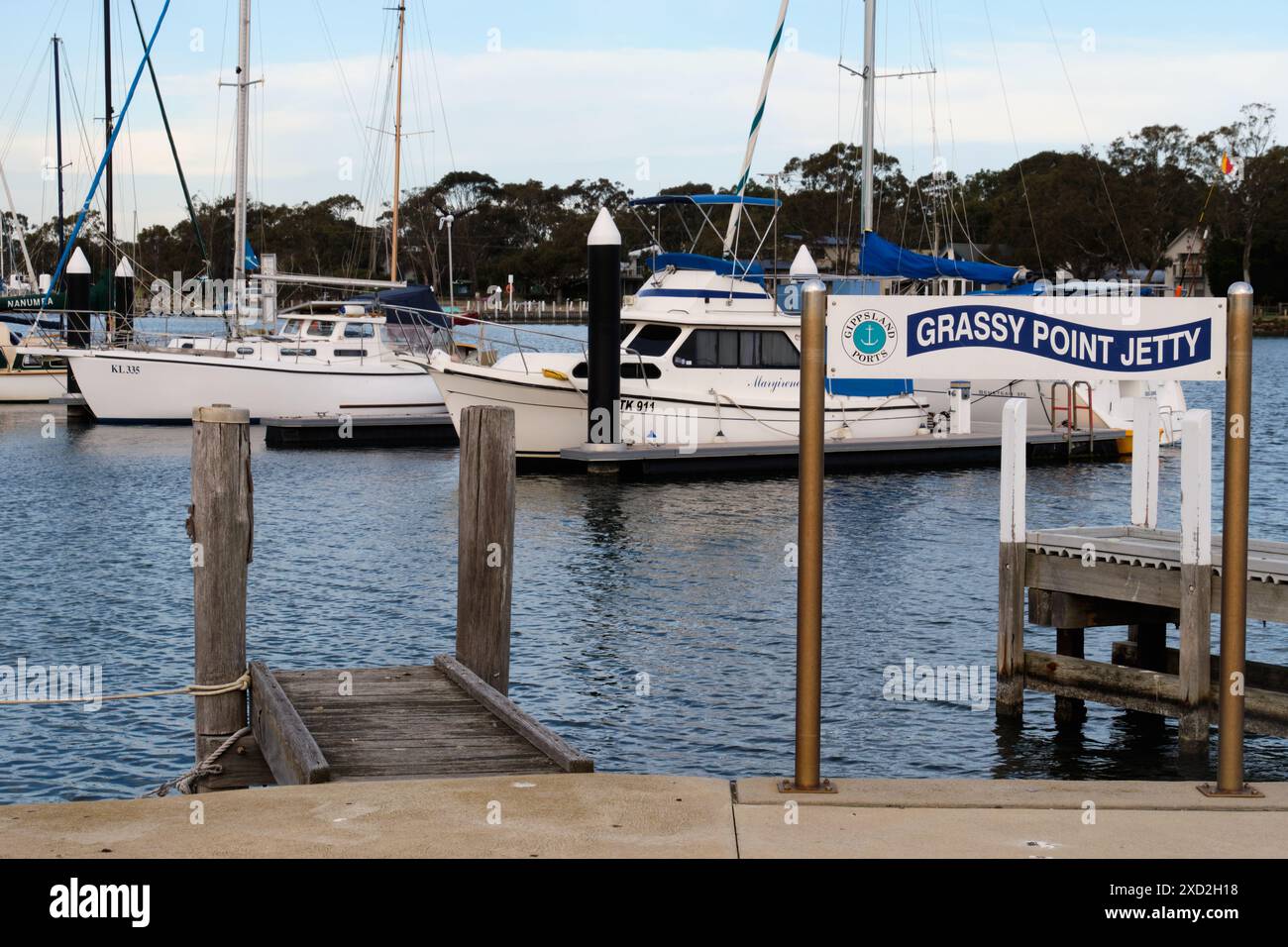 Bateaux d'amarrage à la jetée de Grassy point - Paynesville, Victoria, Australie Banque D'Images