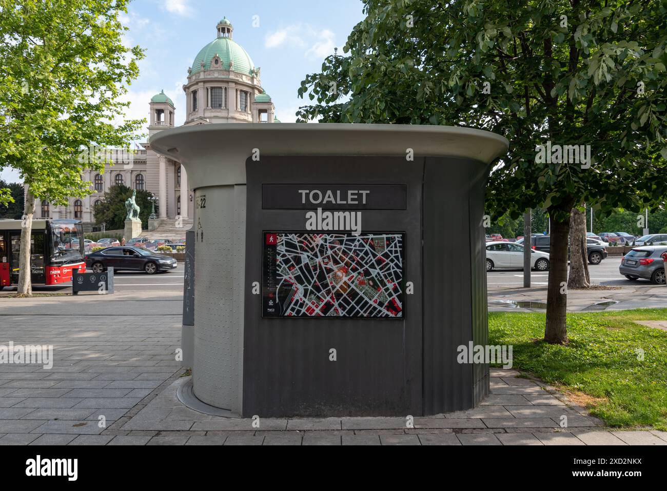 Toilettes publiques ou toalet à Belgrade, Serbie. Avril 2024. Banque D'Images