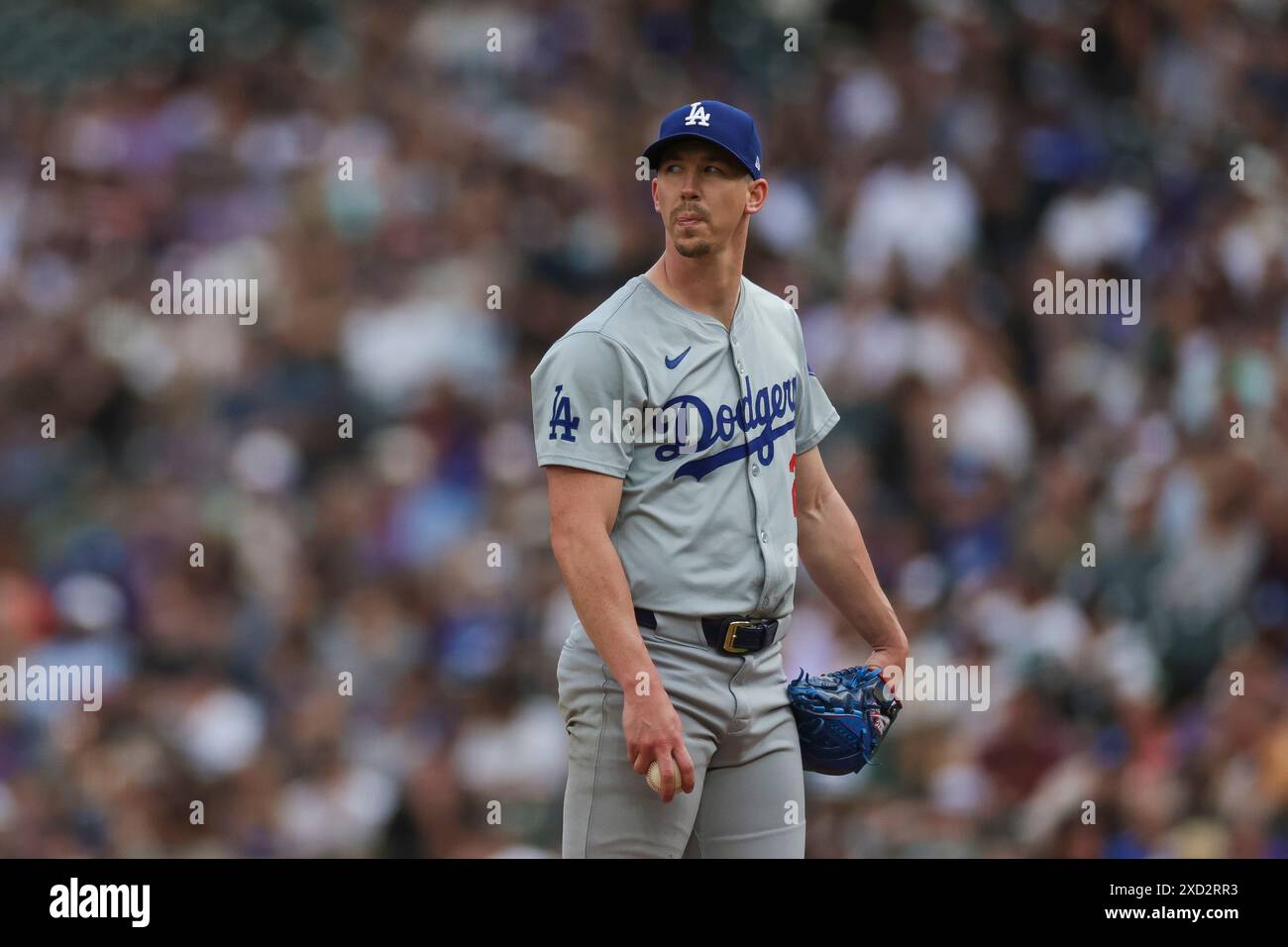 Walker Buehler #21 des Dodgers de Los Angeles réagit en quatrième manche lors d'un match contre les Rockies du Colorado à Coors Field le 18 juin 2024 à Denver, Colorado. (Photo de Brandon Sloter/image du sport) Banque D'Images