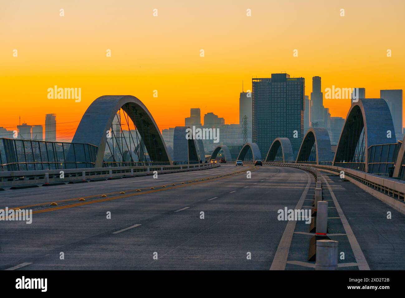 Vue spectaculaire à l'heure d'or de l'emblématique pont de la 6e rue à Los Angeles Banque D'Images