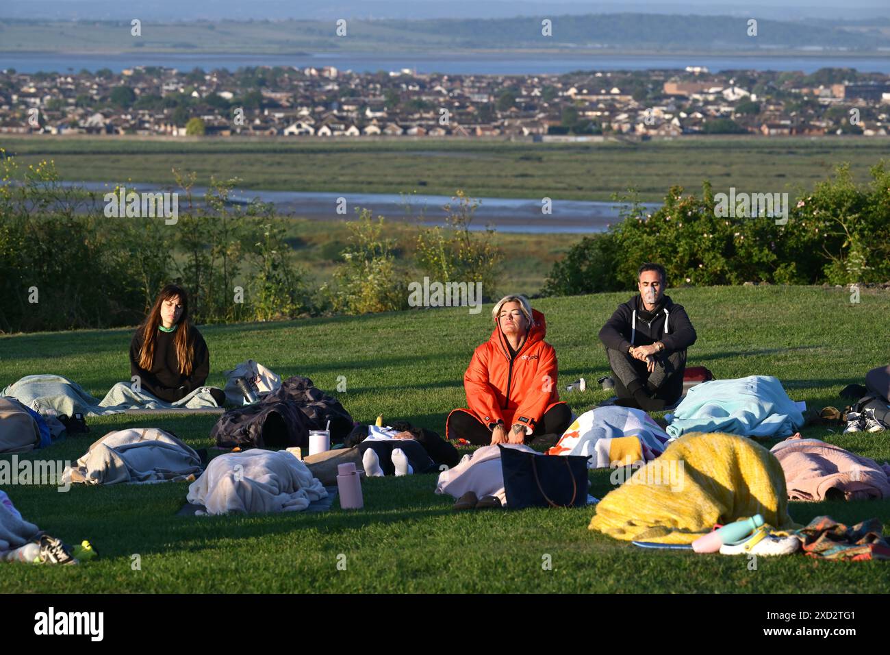 Hadleigh Essex, Royaume-Uni. 20 juin 2024. Un cours de yoga dans les jardins du château Hadleigh dans l'Essex Royaume-Uni saluent le lever du soleil le matin du solstice d'été. Le soleil s'est levé à 04:40 et se couche à 21:19 le jour le plus long de l'année. L'heure officielle du solstice d'été au Royaume-Uni est 21h50 le 20 juin 2024. Crédit : MARTIN DALTON/Alamy Live News Banque D'Images