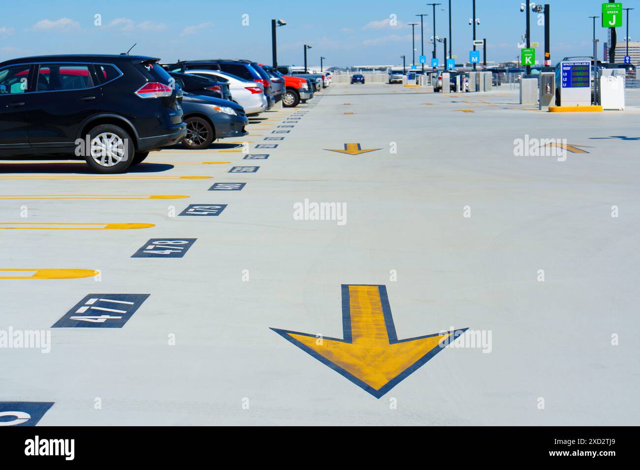 Los Angeles, Californie - 9 avril 2024 : vue détaillée du niveau du toit du parking LAX Economy, avec marquage routier et caméras de surveillance Banque D'Images