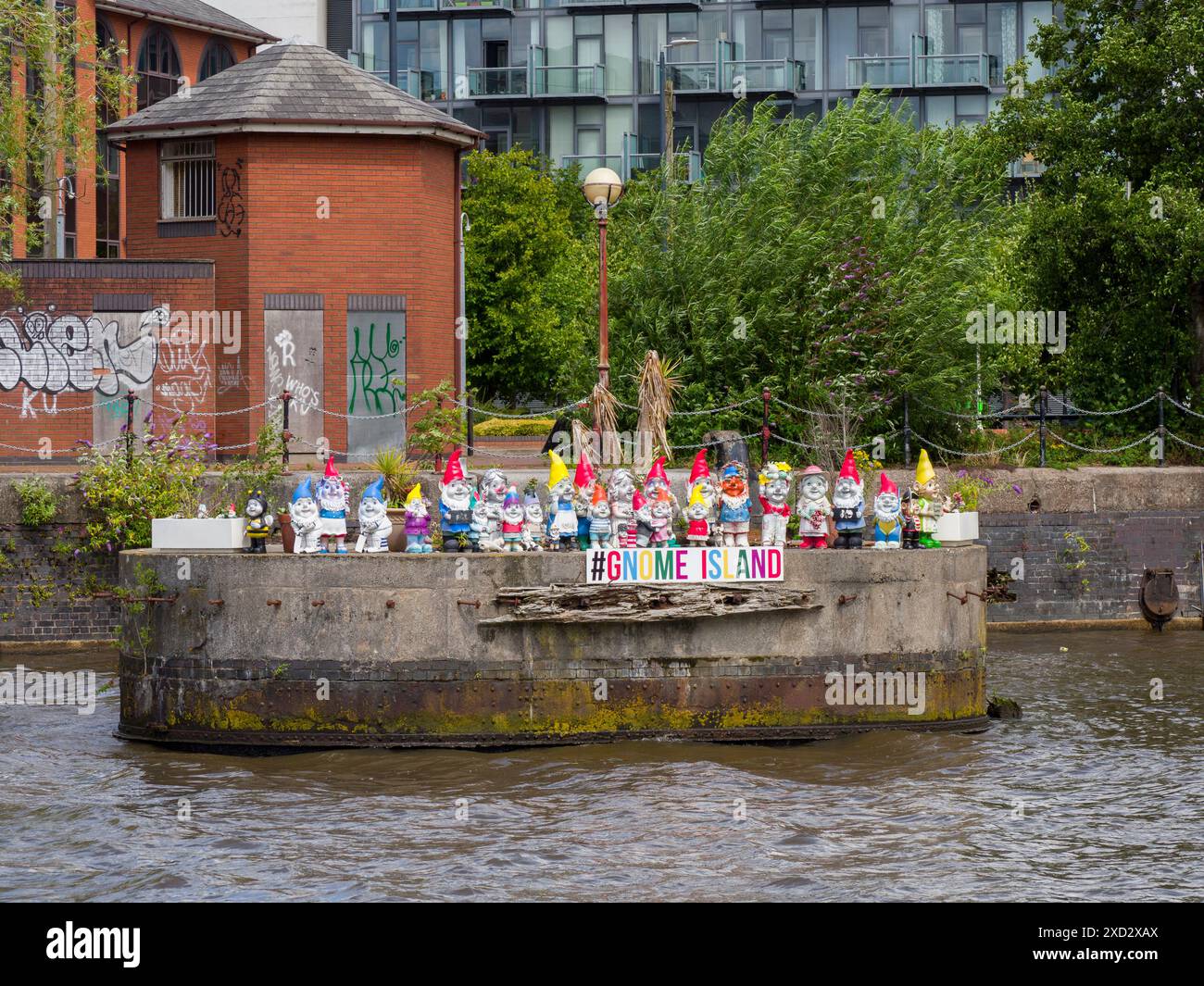 GNOME Island, une structure en béton dans le Manchester Ship canal qui est devenu la maison d'un groupe de gnomes à Salford Quays, Salford, Greater Manchester, Angleterre. Banque D'Images