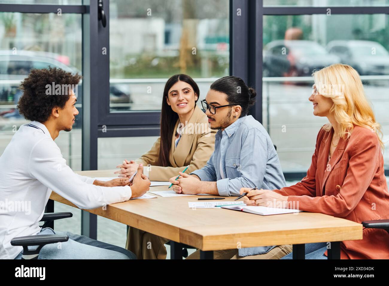 Groupe de demandeurs d'emploi qui travaillent dur dans un bureau sur un entretien d'embauche. Banque D'Images