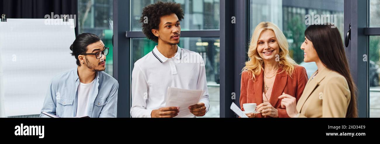 Un groupe diversifié de demandeurs d'emploi se tient devant une fenêtre, se préparant aux entrevues. Banque D'Images