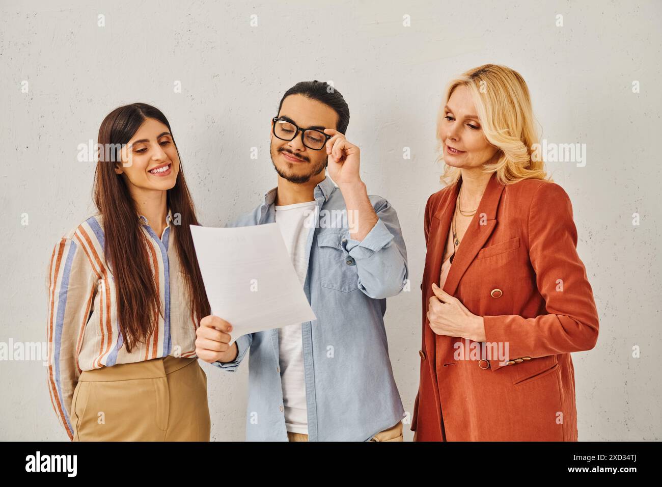 Trois professionnels analysant un document ensemble. Banque D'Images