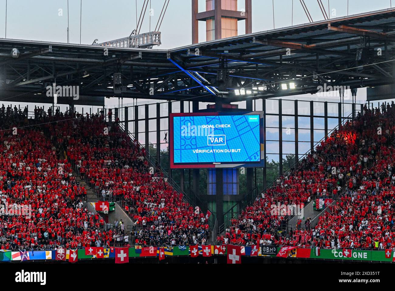 Cologne, Allemagne. 19 juin 2024. Le tableau de bord affiche un VAR check/verification du but lors d'un match de foot entre les équipes nationales d'Écosse et de Suisse le 2ème jour de match du Groupe A en phase de groupes du tournoi UEFA Euro 2024, le mercredi 19 juin 2024 à Cologne, Allemagne . Crédit : Sportpix/Alamy Live News Banque D'Images