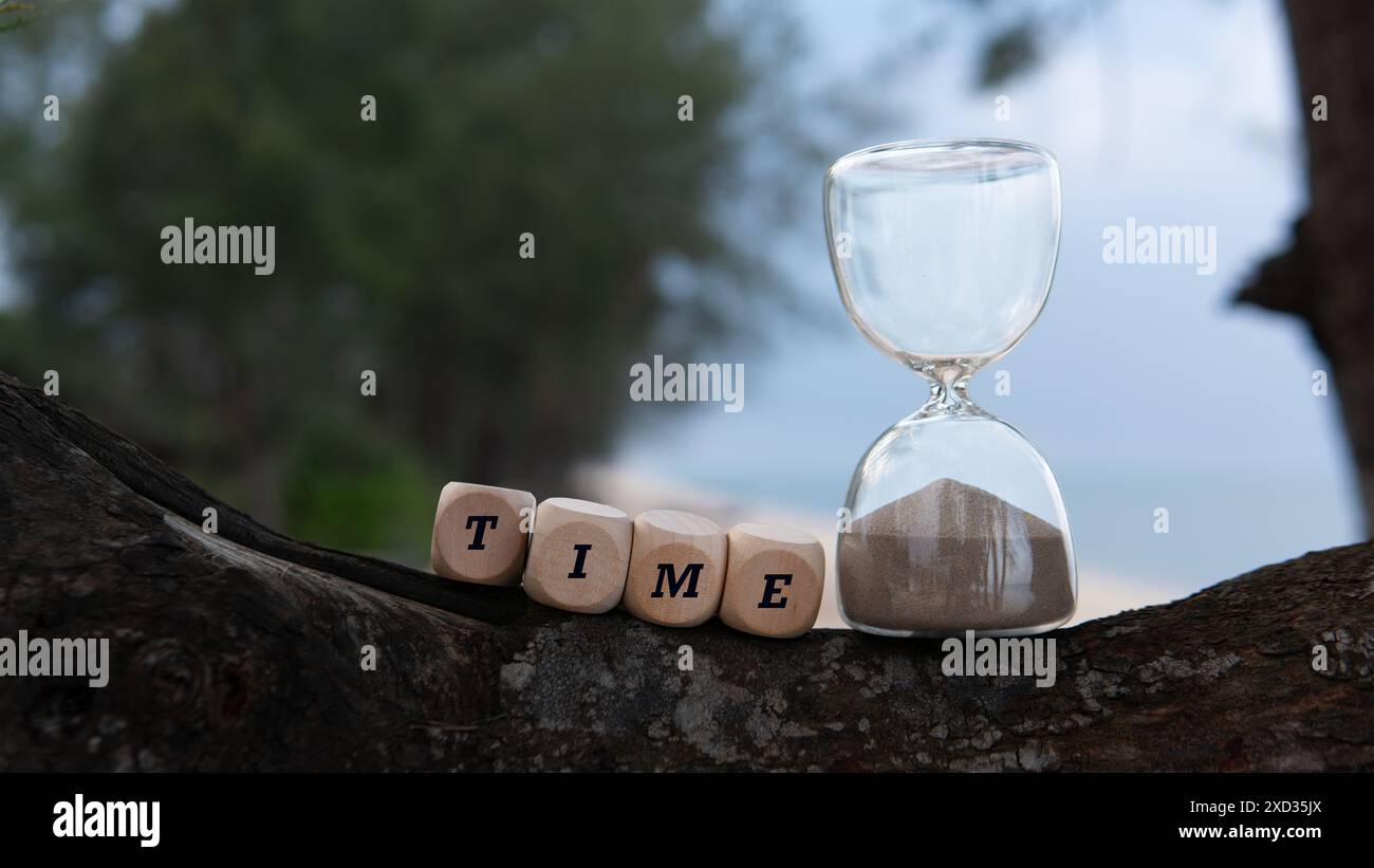 Time is Gold est une citation qui montre à quel point le temps est important pour nous. Un sablier comme une réfraction symbolique à l'époque Banque D'Images