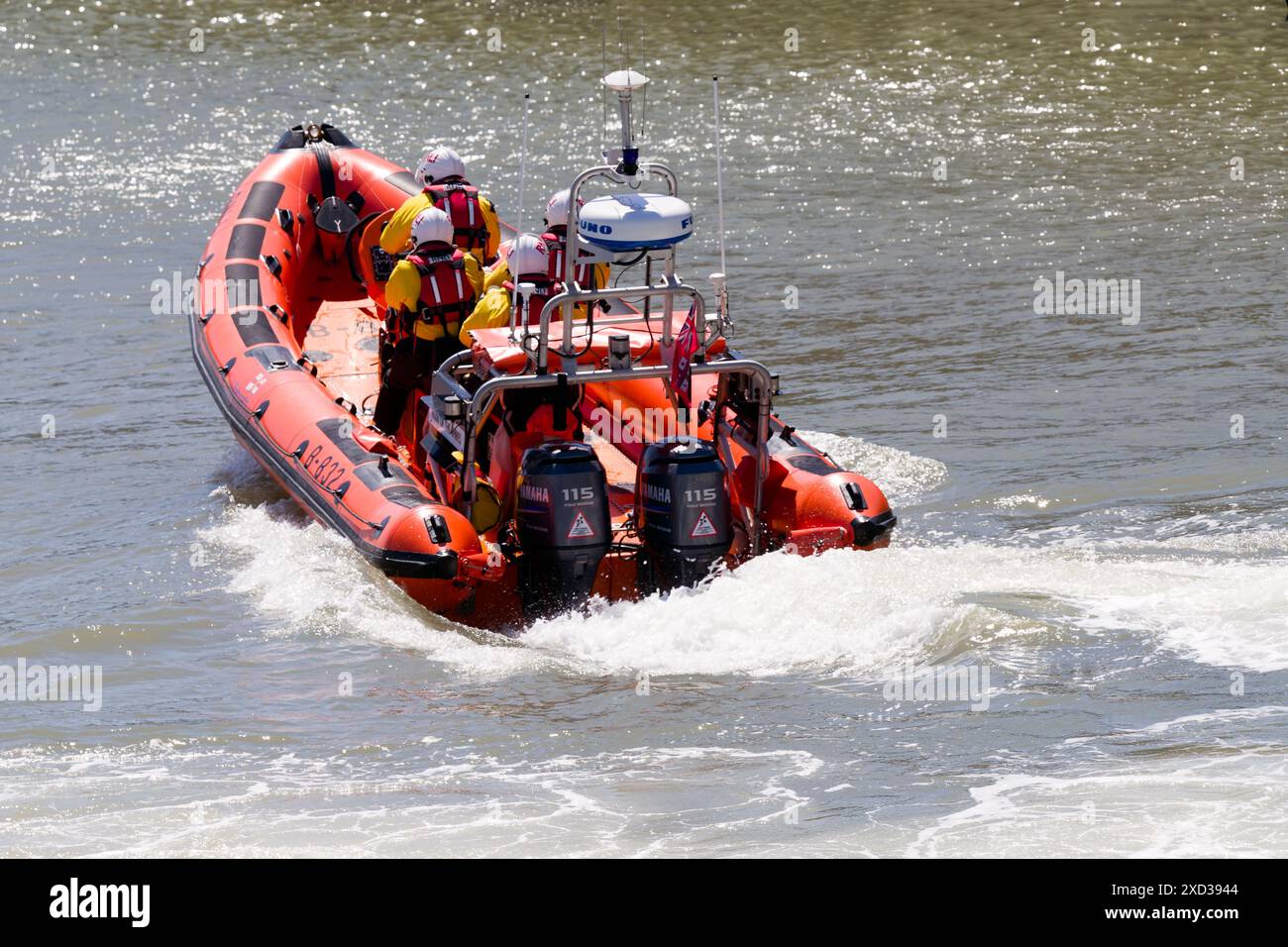 La « Rose of the Shires » de la RNLI s'éloigne du port. Festival de sauvetage 2024. Porthcawl, Royaume-Uni. 16 juin 2024. Banque D'Images