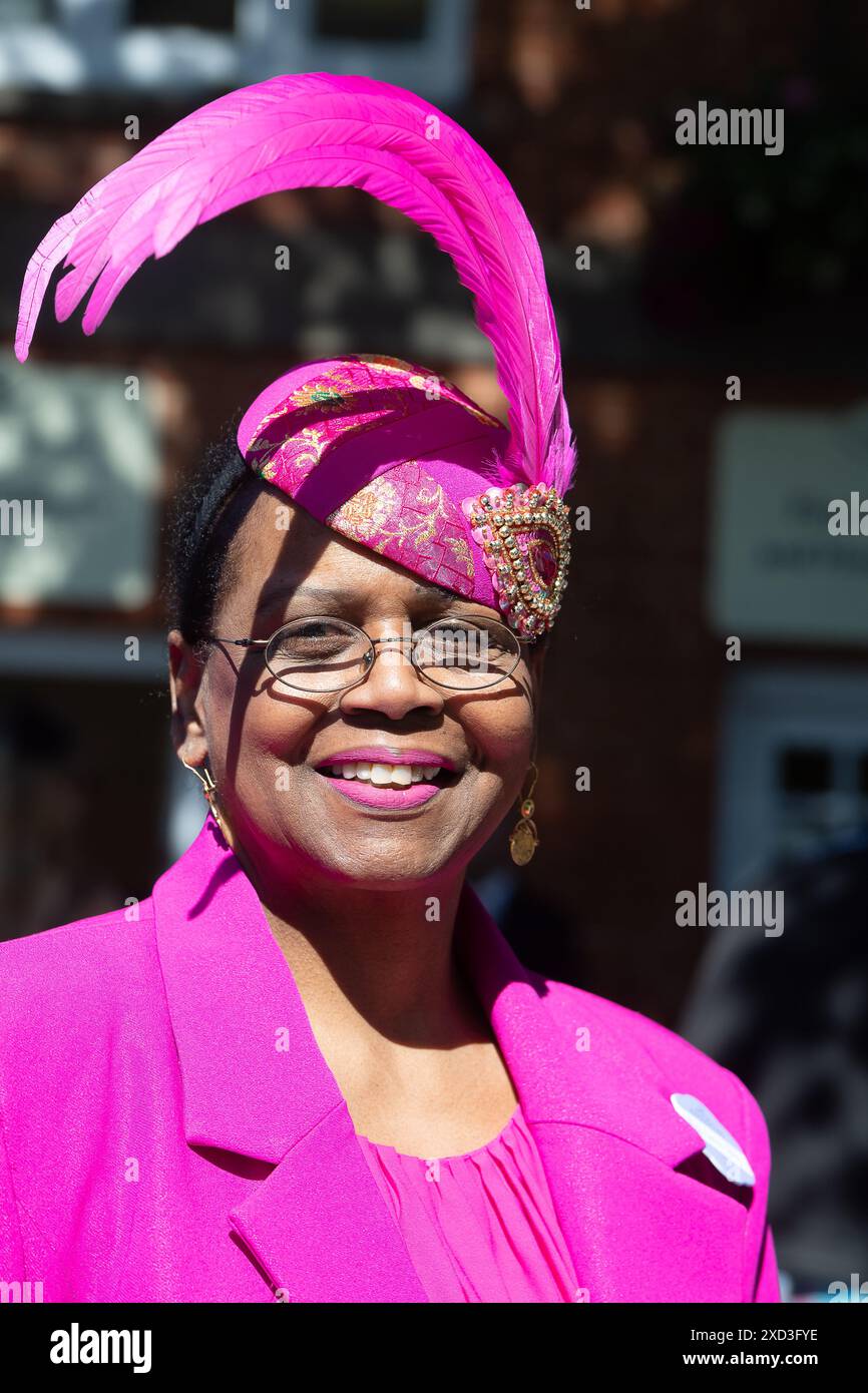 Ascot, Berkshire, Royaume-Uni. 20 juin 2024. La millinière Evetta Petty de Harlem's Heaven Hats à New York porte une jolie coiffe rose pour Ladies Day au Royal Ascot Credit : Maureen McLean/Alamy Live News Banque D'Images