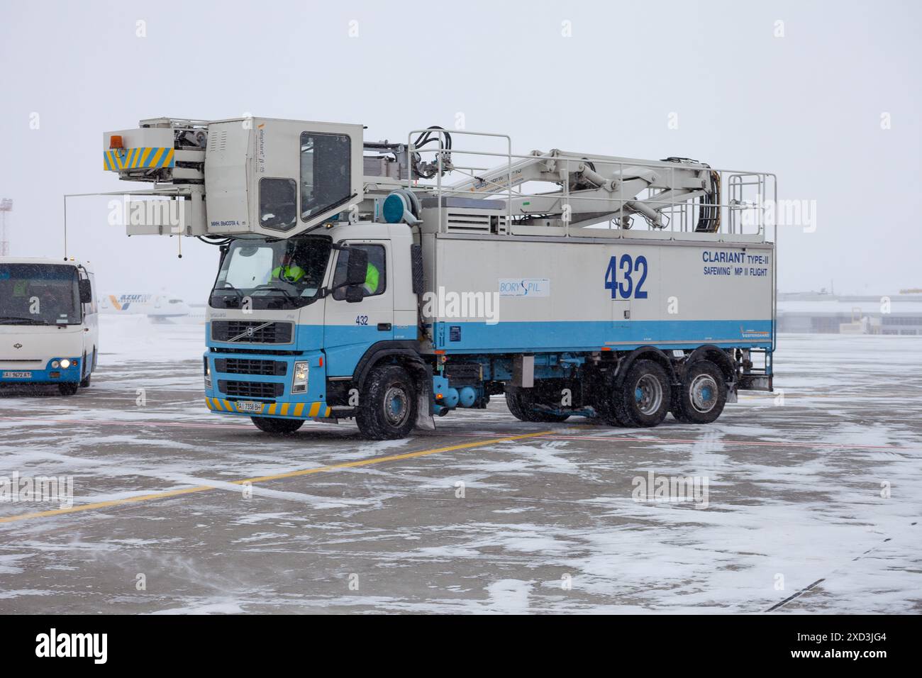 Voiture de dégivrage dans l'aéroport d'hiver. La machine de dégivrage pour antigel de plan. Hiver à la manutention de piste de l'aéroport de neige. Ukraine, Boryspil - 12 février 2021 Banque D'Images