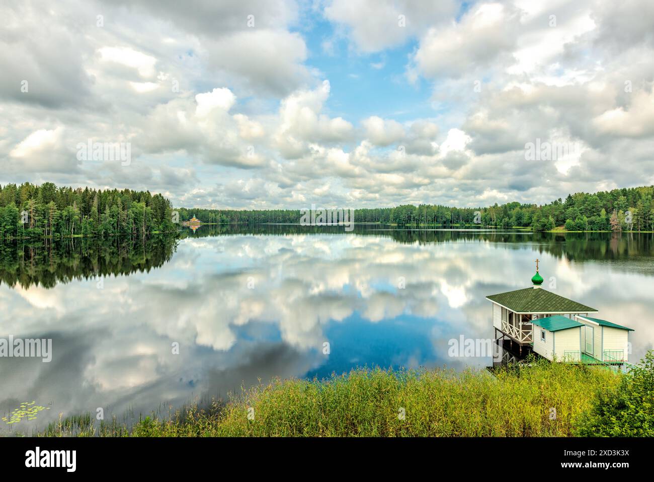 Lac Lesnoe avec un quai au monastère Sainte Trinité Alexandre Svirsky Banque D'Images