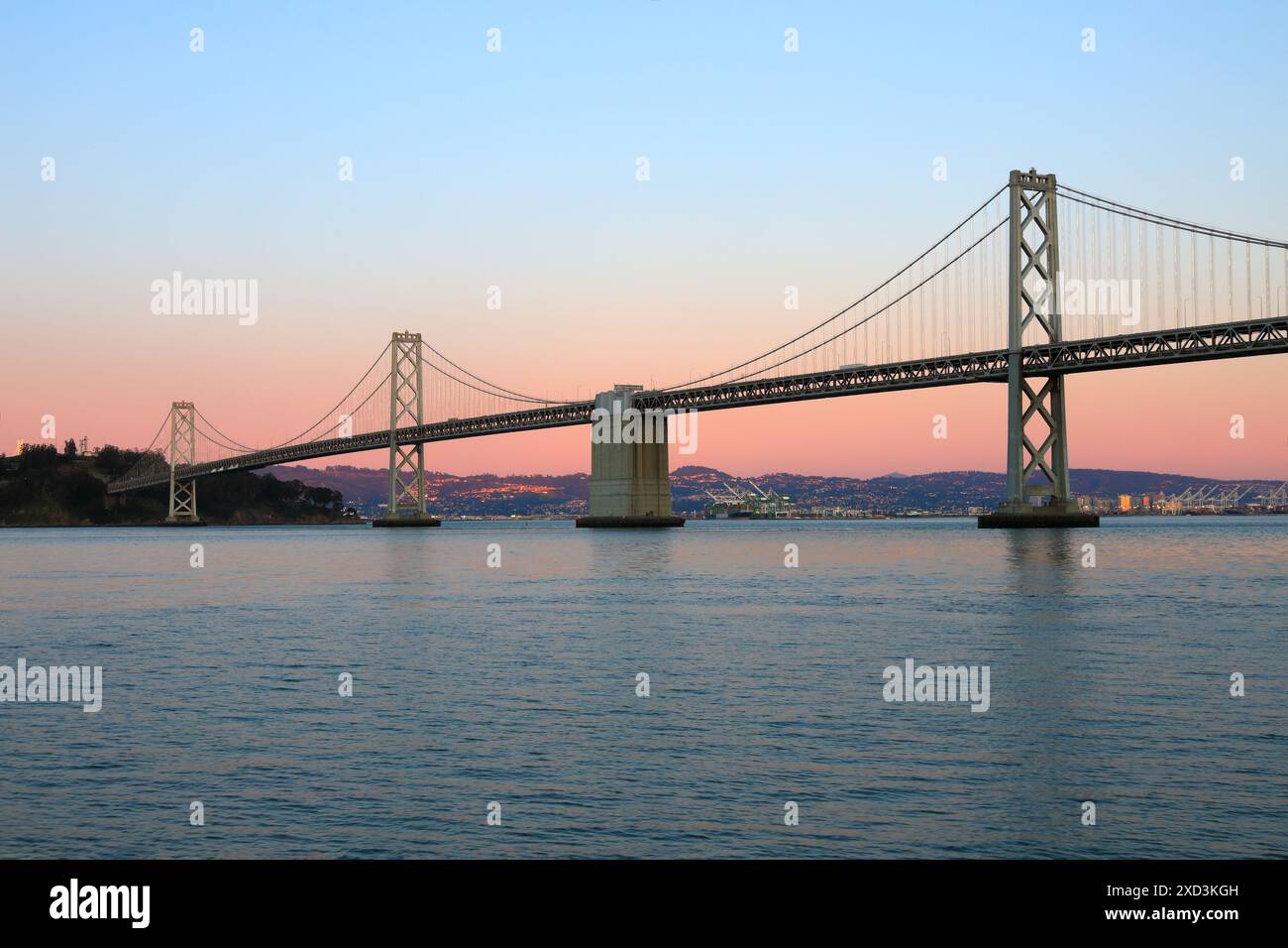 Géographie / voyage, États-Unis, Californie, San Francisco, Oakland Bay Bridge at Twilight, San Francisco, AUTORISATION-DE-DROITS-SUPPLÉMENTAIRES-INFO-NON-DISPONIBLE Banque D'Images