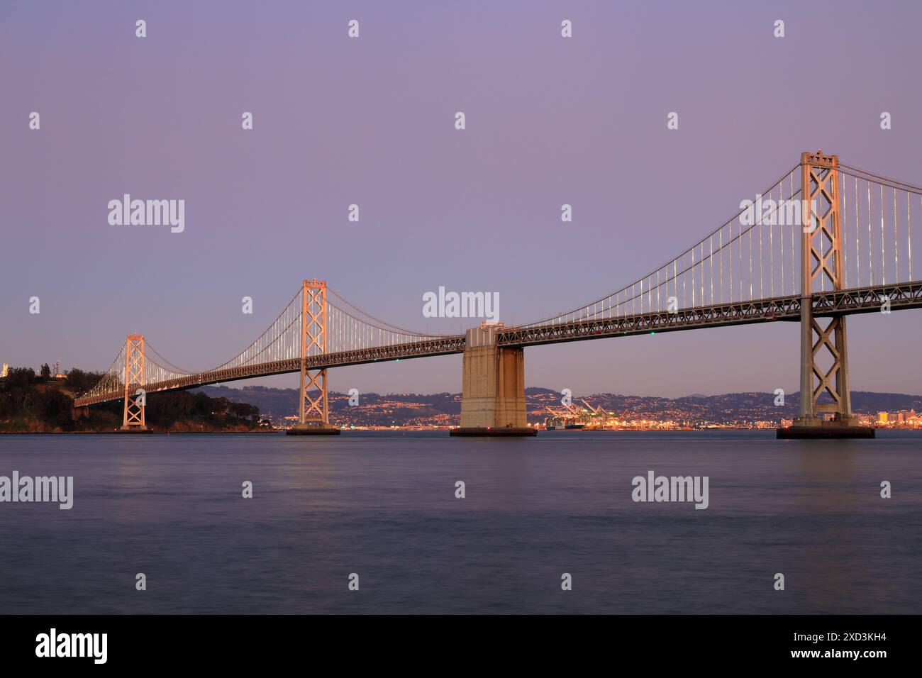 Géographie / voyage, États-Unis, Californie, San Francisco, Oakland Bay Bridge at Twilight, San Francisco, AUTORISATION-DE-DROITS-SUPPLÉMENTAIRES-INFO-NON-DISPONIBLE Banque D'Images