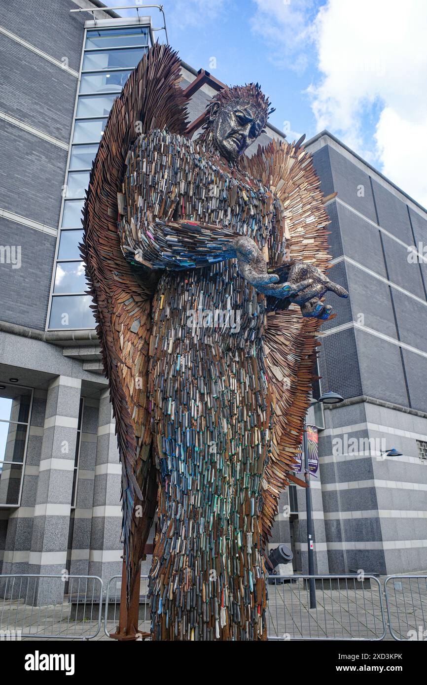 Leeds, Royaume-Uni - 24 février 2024 : sculpture d'ange de couteau devant le Royal Armories Museum Banque D'Images